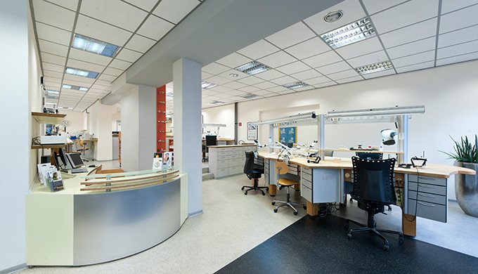 Helle Arbeitsplätze im gläsernen Labor von Zahntechnik Balz