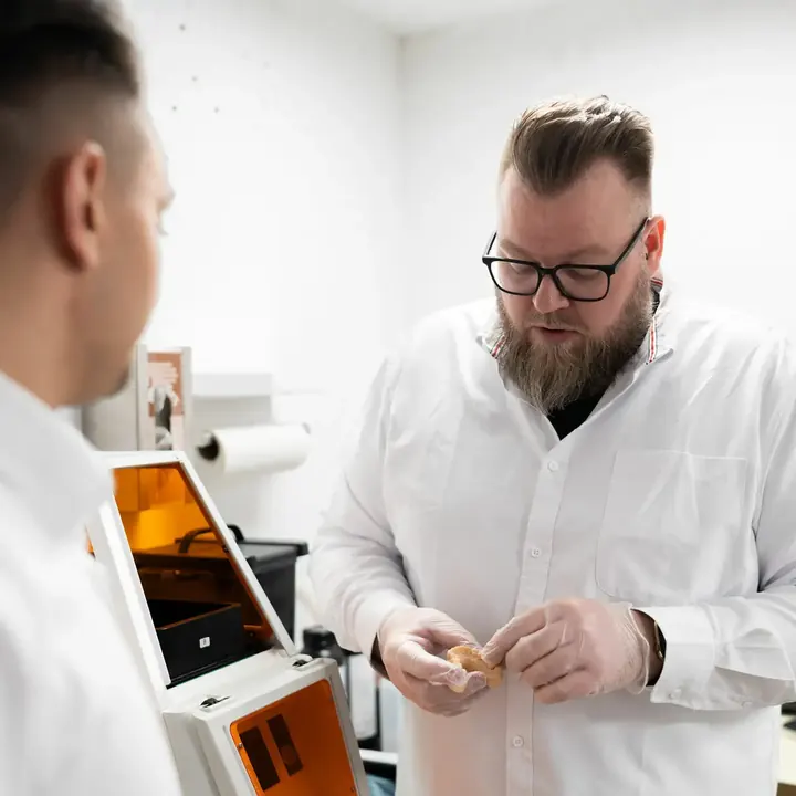 Zwei Kollegen sprechen im Labor