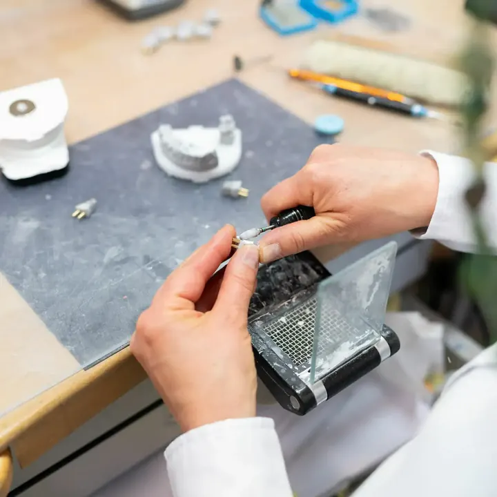 Hände bei der Arbeit am Modell