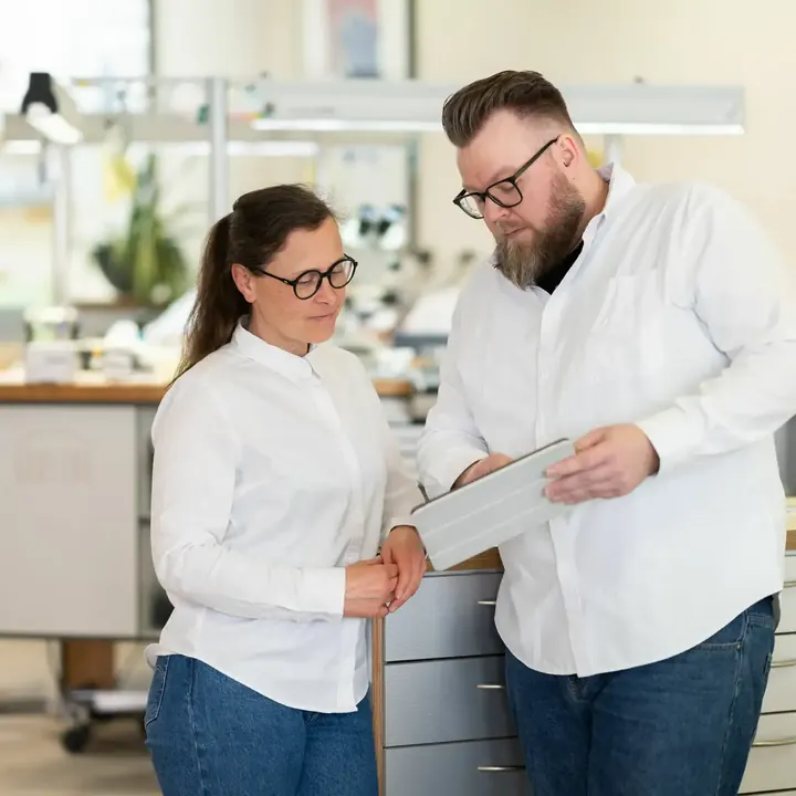 Kollegen besprechen eine Arbeit am Tablet