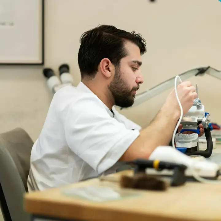 Zahntechniker am Arbeitsplatz