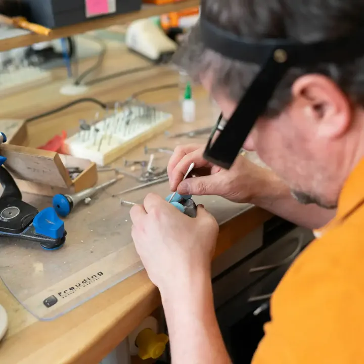 Zahntechniker mit Lupenbrille