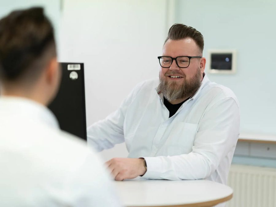 Persönliches Gespräch am Tisch im Labor