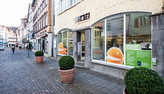 Schaufensterfront von Zahntechnik Balz in der Esslinger Fußgängerzone
