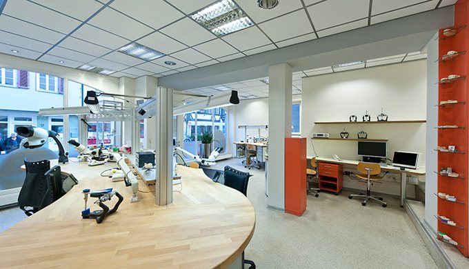 Blick in das gläserne Labor mit Arbeitsplätzen